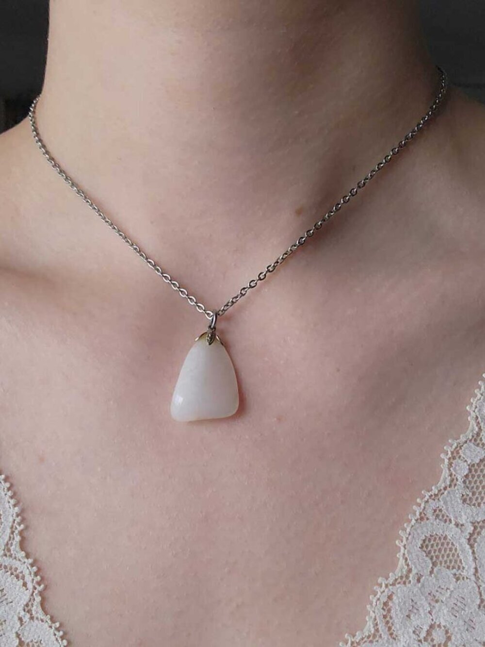 White natural stone necklace with a small silver chain - Picture 3 of 12